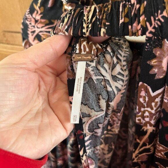 Free People XS Romper Shorts Black Pink Floral‎ Open Back Off the Shoulder - Picture 13 of 15